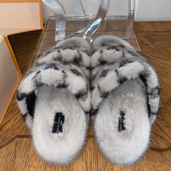 ******SOLD******NEW Louis Vuitton Mink Bom Dia Sandals - Picture 9 of 9